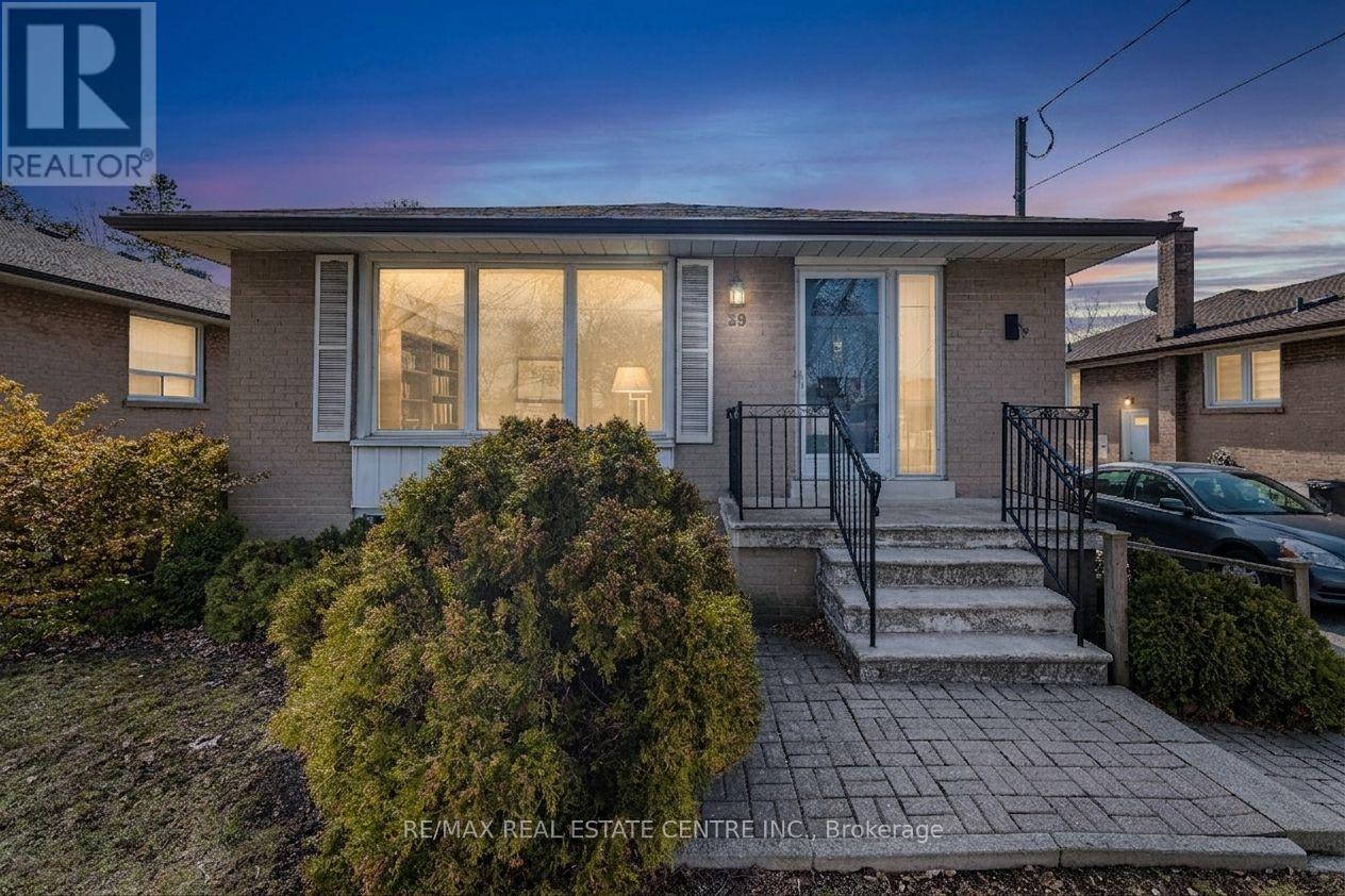 39 Bradstock Road, Toronto, Ontario  M9M 1M9 - Photo 31 - W12933986