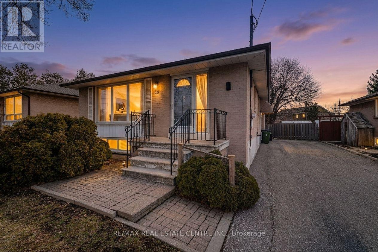 39 Bradstock Road, Toronto, Ontario  M9M 1M9 - Photo 32 - W12933986