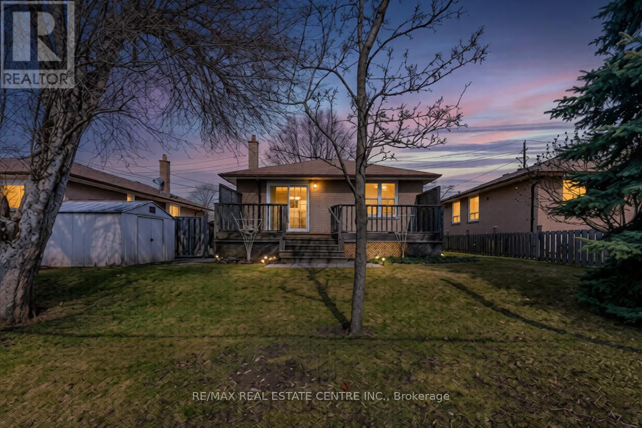 39 Bradstock Road, Toronto, Ontario  M9M 1M9 - Photo 33 - W12933986