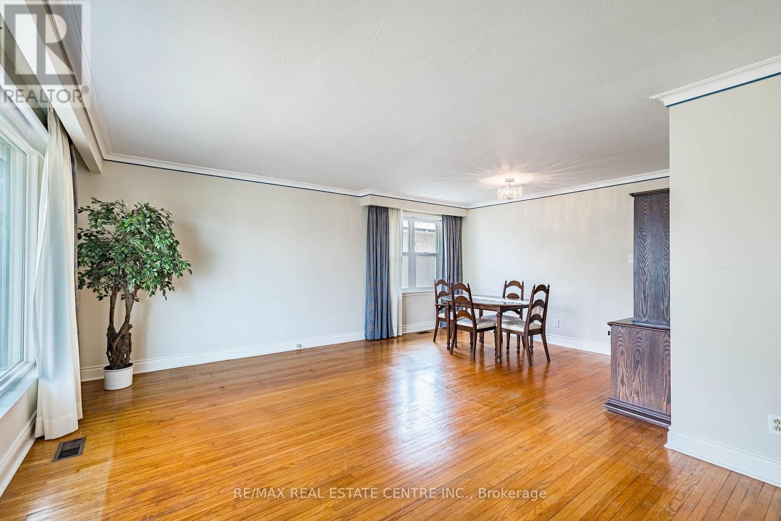 39 Bradstock Road, Toronto, Ontario  M9M 1M9 - Photo 4 - W12933986