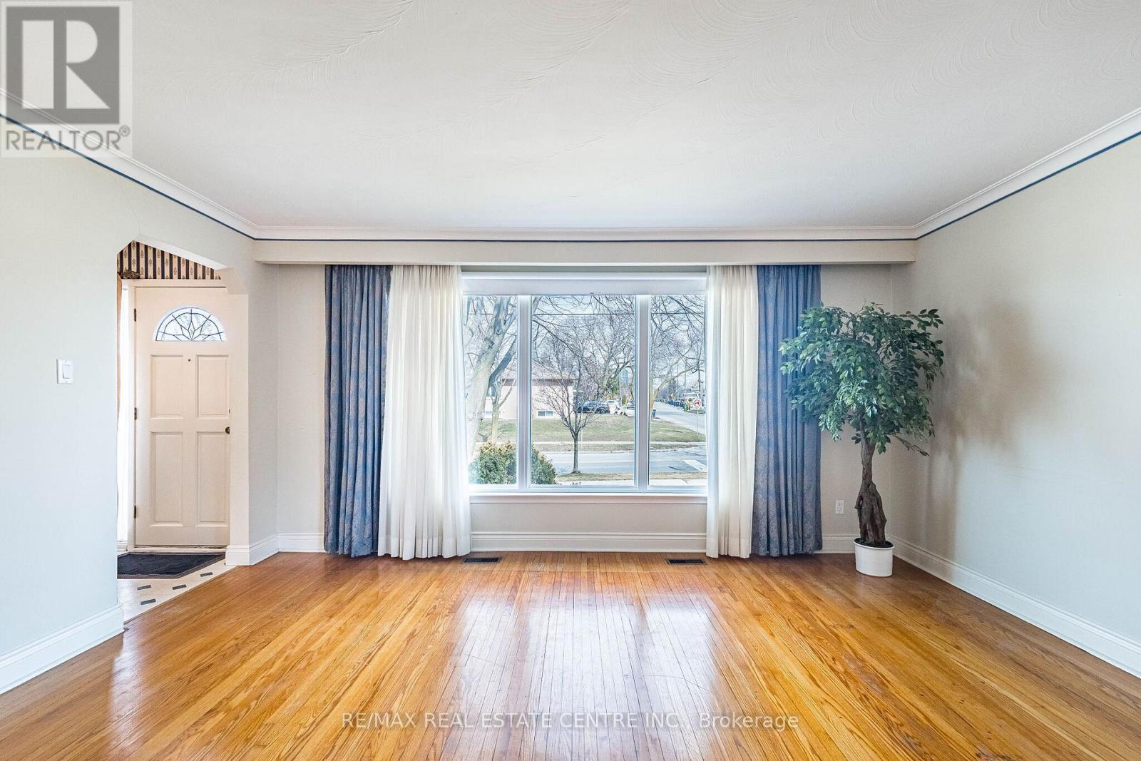 39 Bradstock Road, Toronto, Ontario  M9M 1M9 - Photo 5 - W12933986