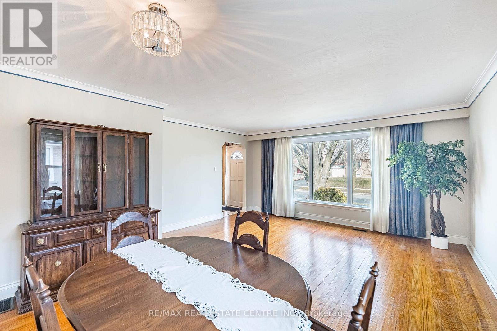 39 Bradstock Road, Toronto, Ontario  M9M 1M9 - Photo 7 - W12933986