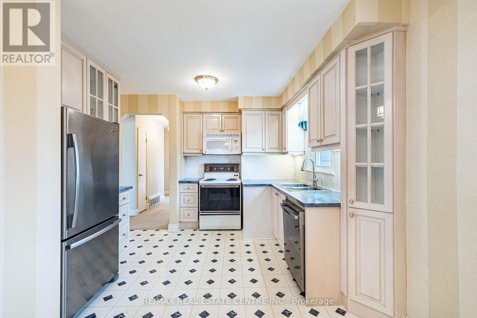 39 Bradstock Road, Toronto, Ontario  M9M 1M9 - Photo 8 - W12933986