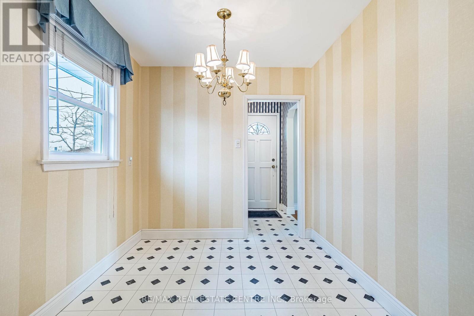 39 Bradstock Road, Toronto, Ontario  M9M 1M9 - Photo 9 - W12933986