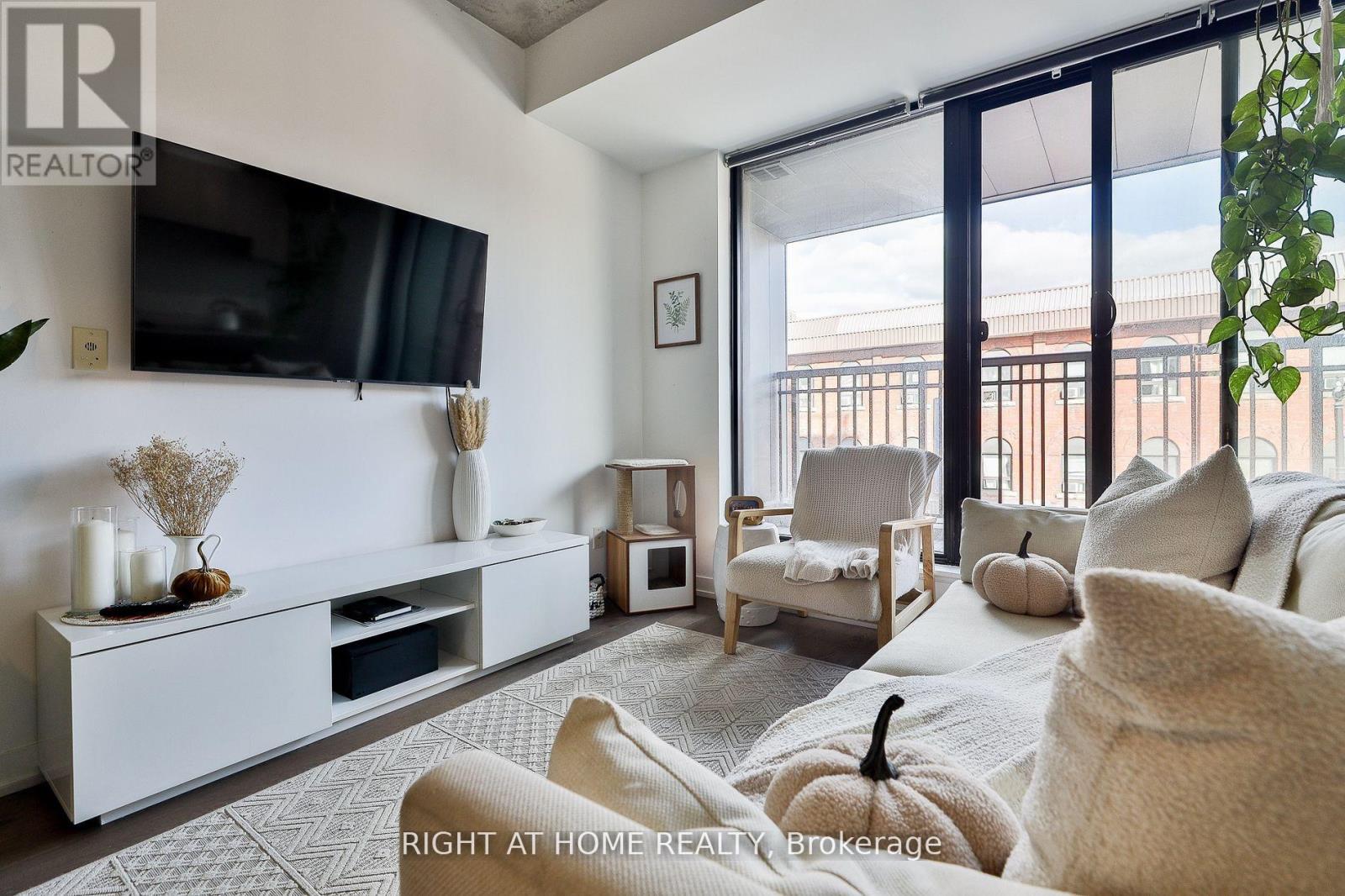 314 - 530 Indian Grove, Toronto, Ontario  M6P 2J2 - Photo 4 - W12933998