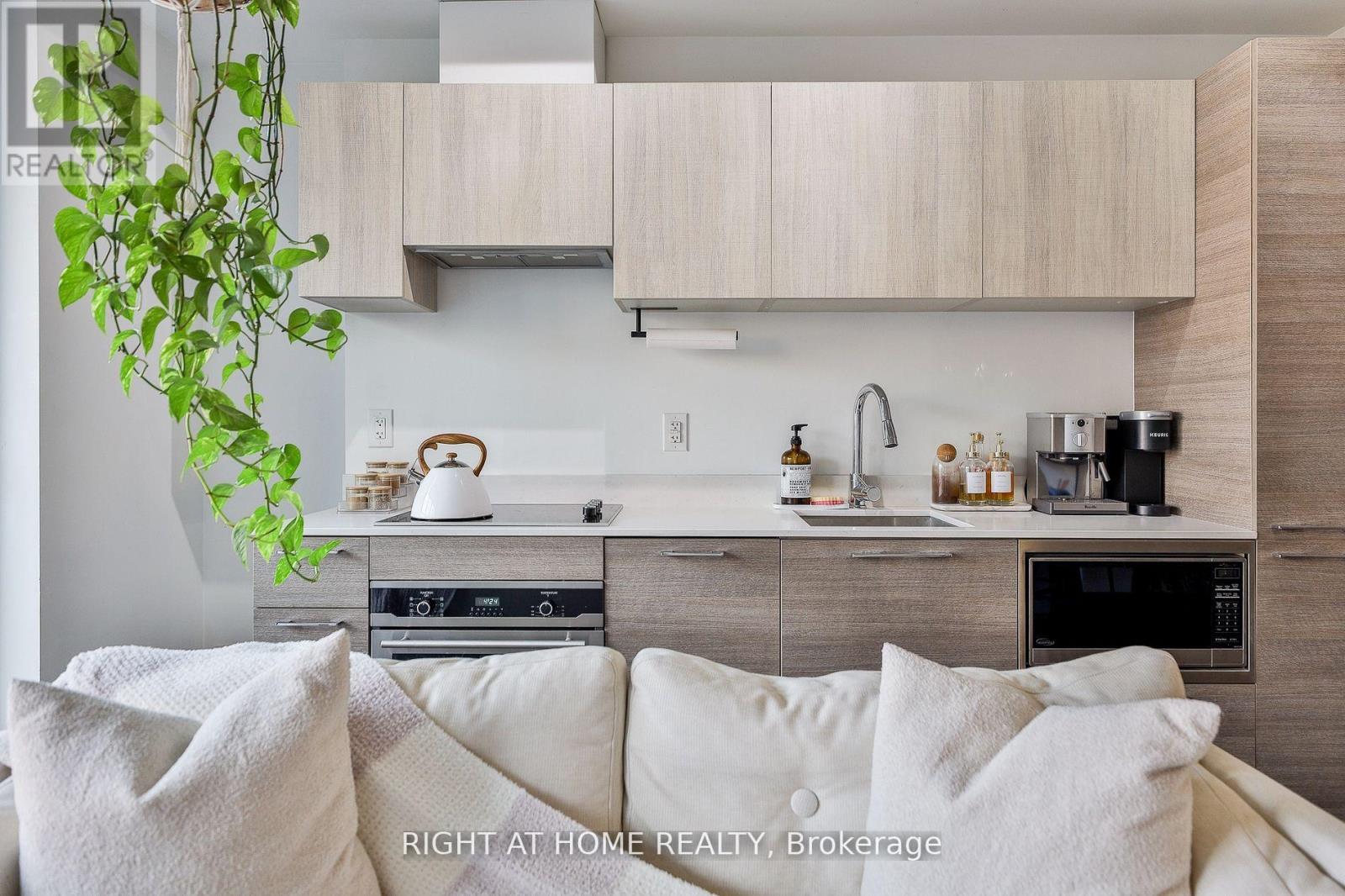 314 - 530 Indian Grove, Toronto, Ontario  M6P 2J2 - Photo 5 - W12933998