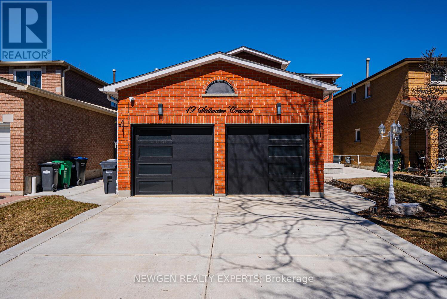 19 Stillwater Crescent, Brampton, Ontario  L6X 3K6 - Photo 2 - W12934034