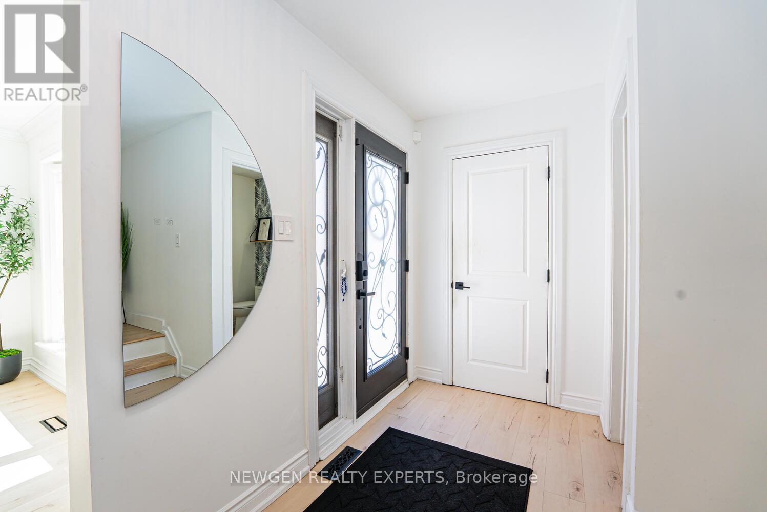 19 Stillwater Crescent, Brampton, Ontario  L6X 3K6 - Photo 4 - W12934034