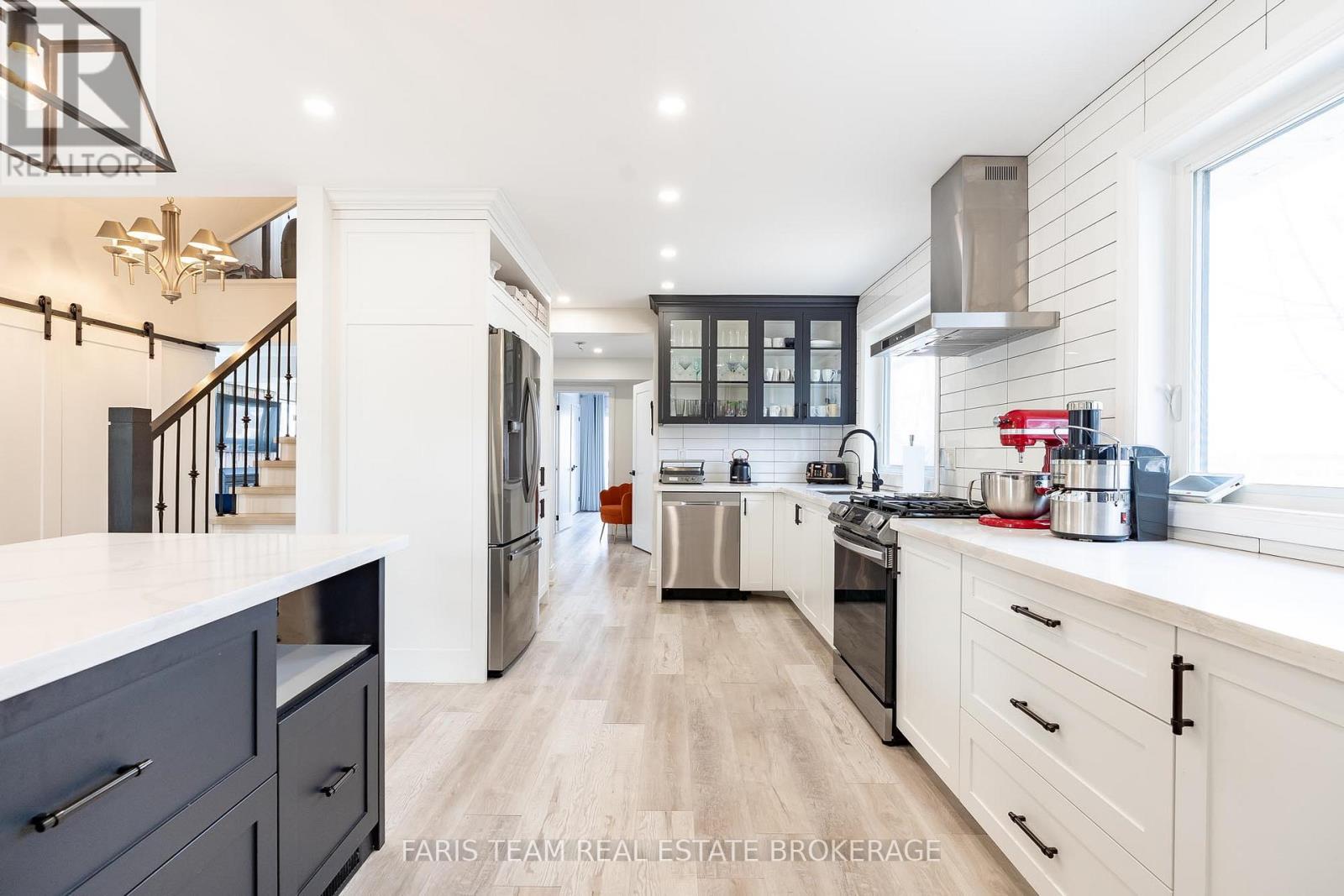 60 River Avenue Crescent, Wasaga Beach, Ontario  L9Z 2K6 - Photo 8 - S12927708