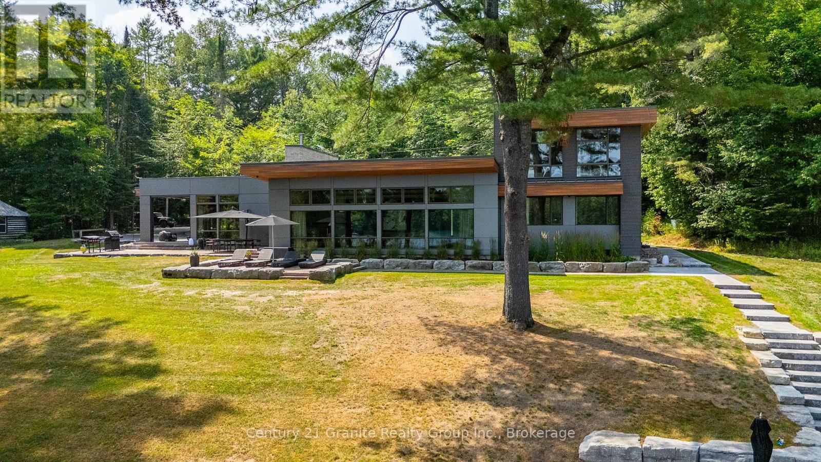 1085 Grace Road, Minden Hills, Ontario  K0M 2K0 - Photo 2 - X12934162