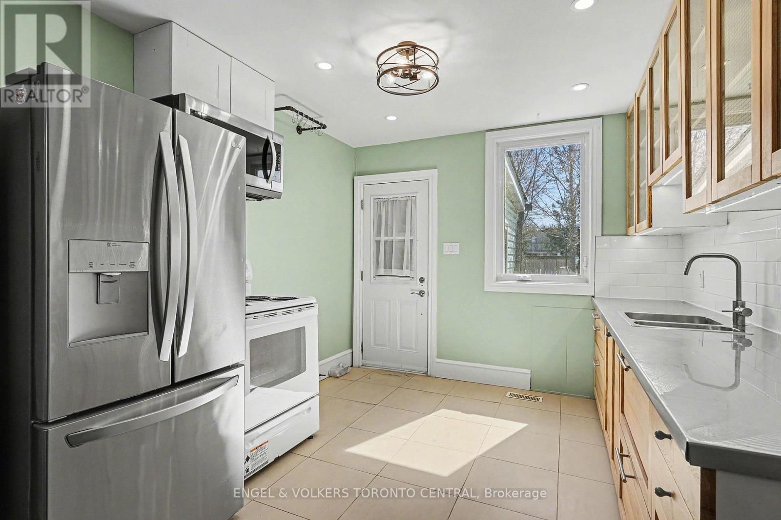 179 Coleman Avenue, Toronto, Ontario  M4C 1P9 - Photo 13 - E12887976