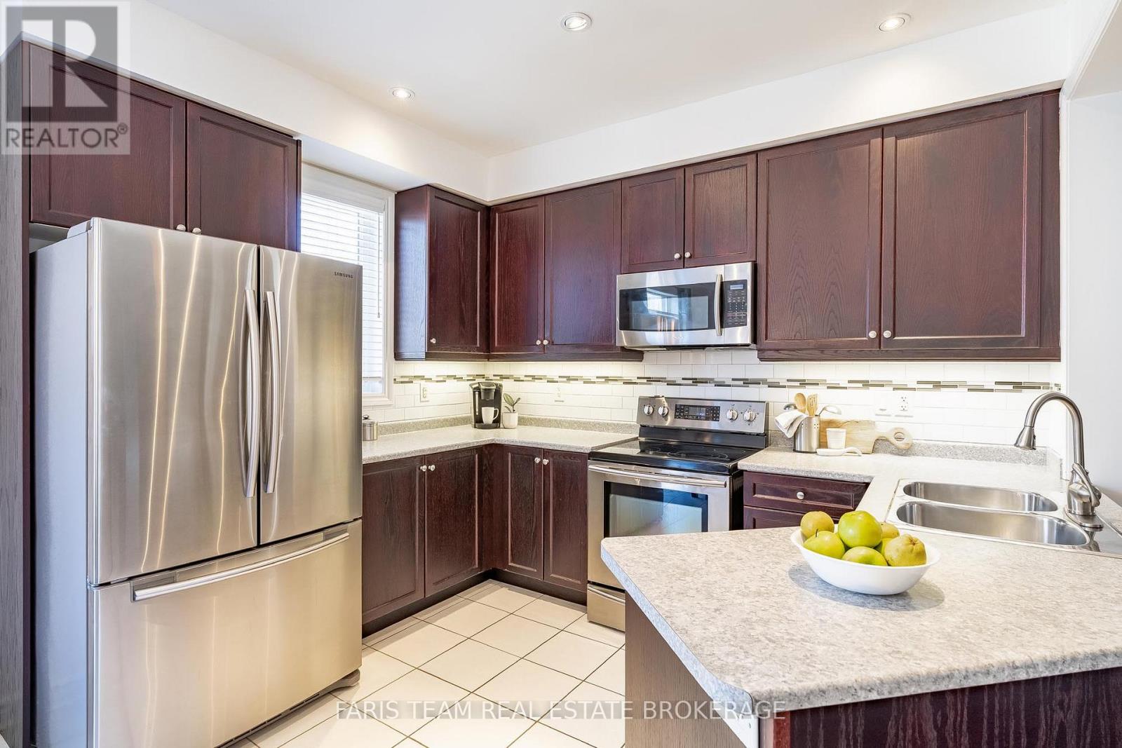 93 Collier Crescent, Essa, Ontario  L3W 0M8 - Photo 5 - N12934116