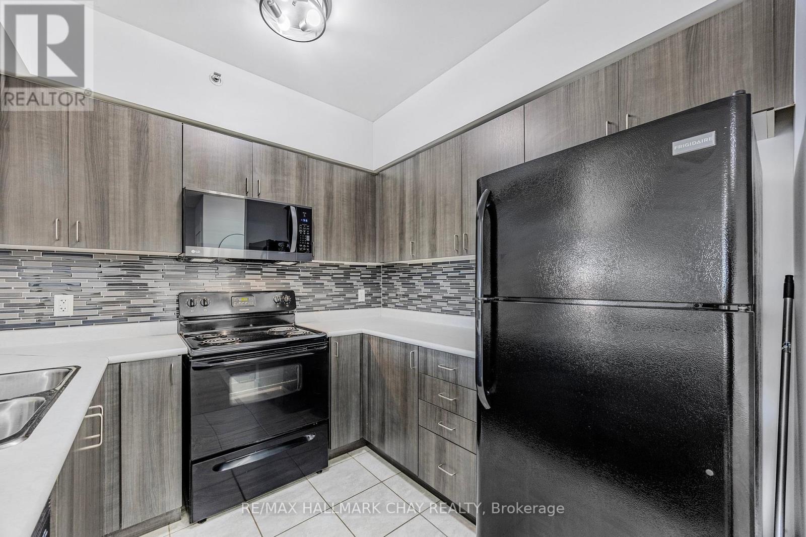 409 - 41 Ferndale Drive S, Barrie (Ardagh), Ontario  L4N 5T6 - Photo 5 - S12934194