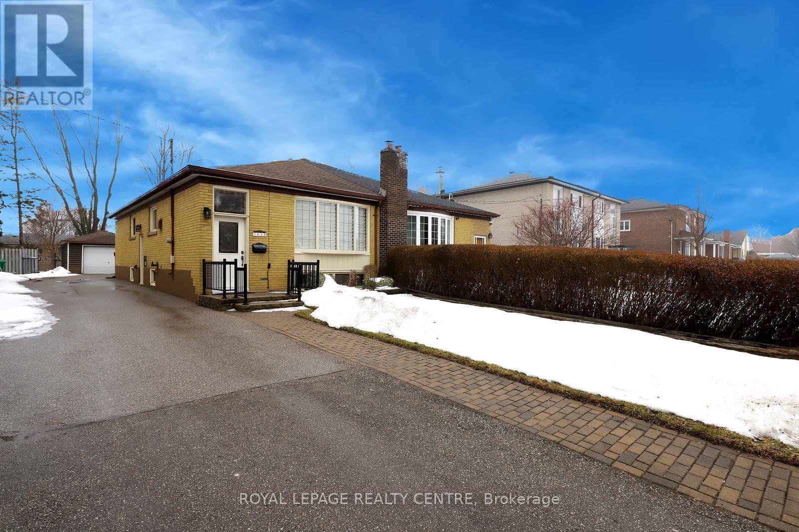 3638 Anniversary Road, Mississauga (Erindale), Ontario  L5C 2G1 - Photo 2 - W12934164