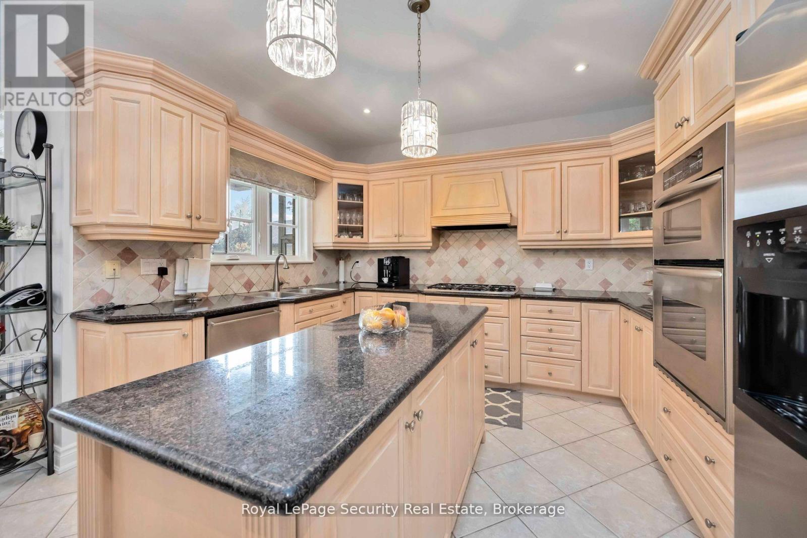 27 Gaydon Avenue, Toronto (Humberlea-Pelmo Park), Ontario  M9M 1G6 - Photo 11 - W12934222