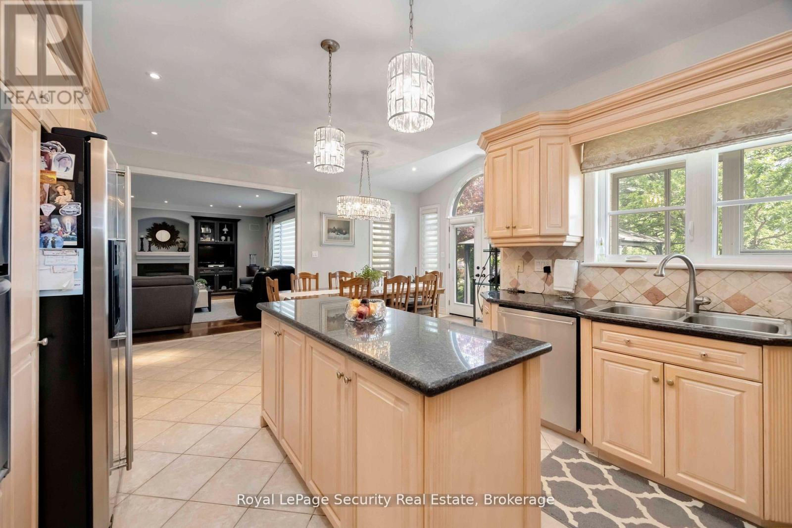 27 Gaydon Avenue, Toronto (Humberlea-Pelmo Park), Ontario  M9M 1G6 - Photo 12 - W12934222