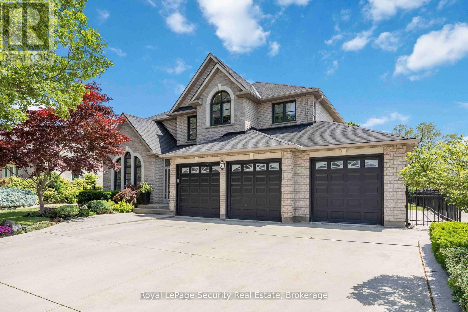 27 Gaydon Avenue, Toronto (Humberlea-Pelmo Park), Ontario  M9M 1G6 - Photo 2 - W12934222