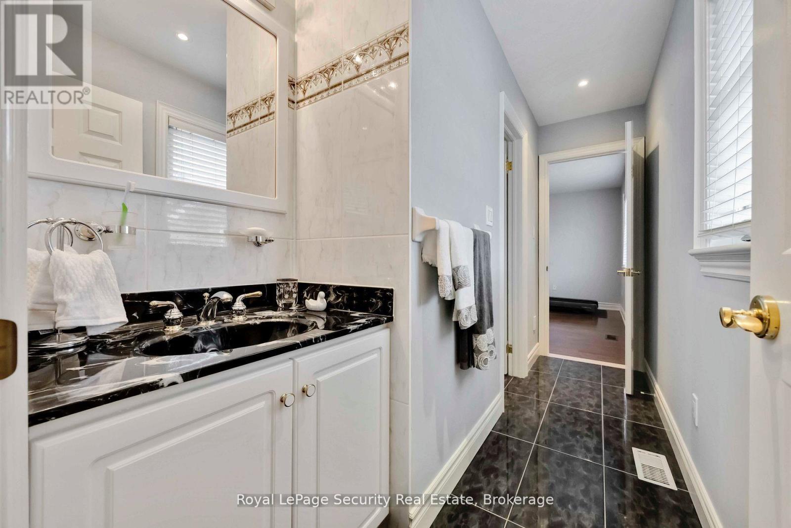 27 Gaydon Avenue, Toronto (Humberlea-Pelmo Park), Ontario  M9M 1G6 - Photo 27 - W12934222