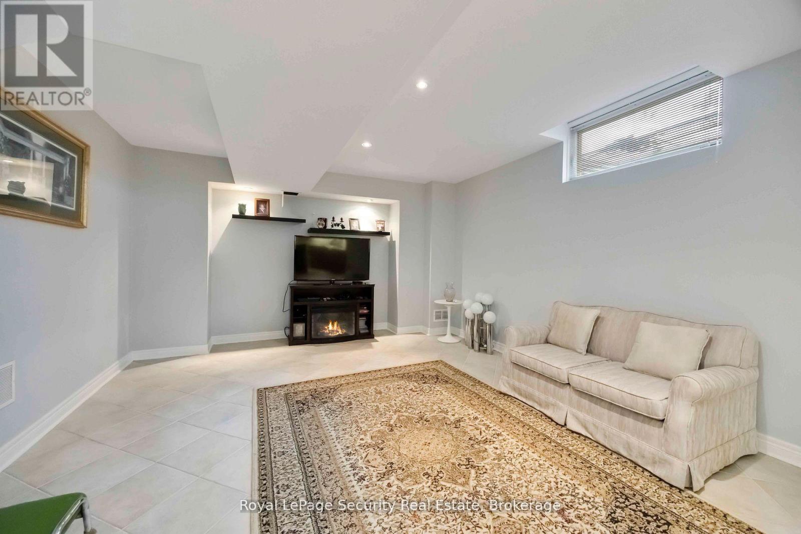 27 Gaydon Avenue, Toronto (Humberlea-Pelmo Park), Ontario  M9M 1G6 - Photo 31 - W12934222