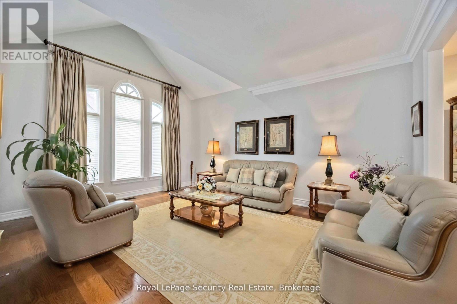 27 Gaydon Avenue, Toronto (Humberlea-Pelmo Park), Ontario  M9M 1G6 - Photo 4 - W12934222