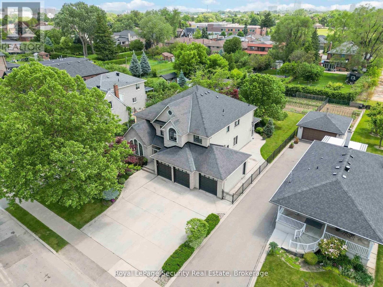 27 Gaydon Avenue, Toronto (Humberlea-Pelmo Park), Ontario  M9M 1G6 - Photo 41 - W12934222