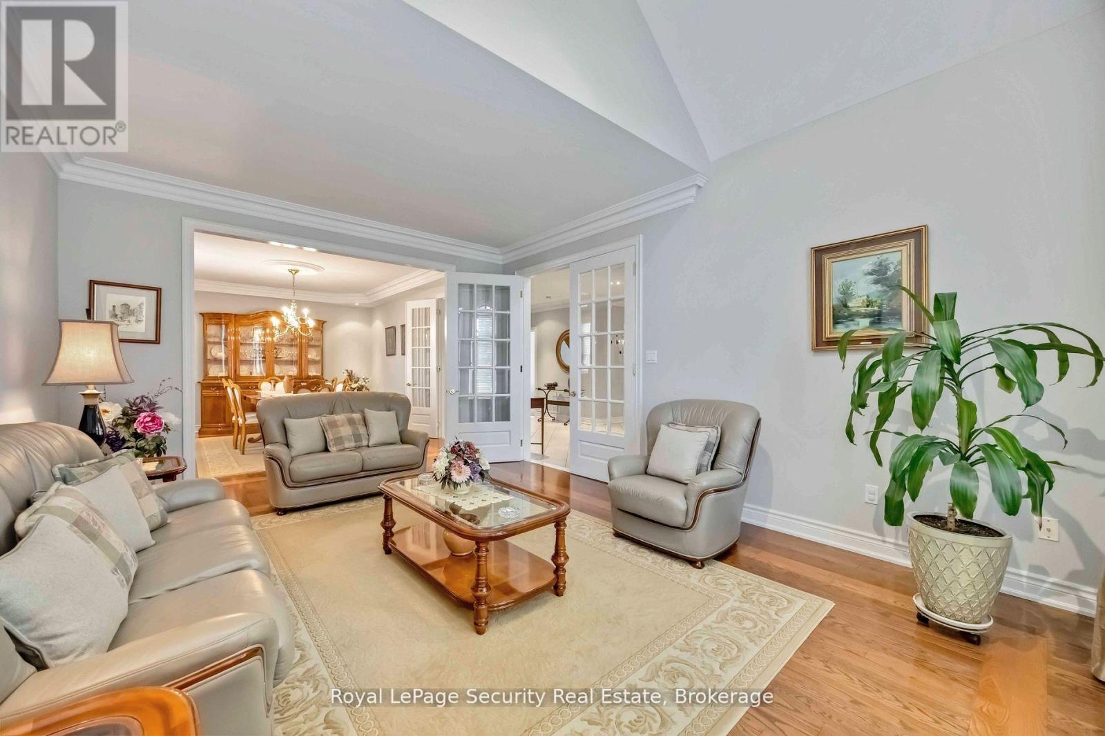 27 Gaydon Avenue, Toronto (Humberlea-Pelmo Park), Ontario  M9M 1G6 - Photo 5 - W12934222