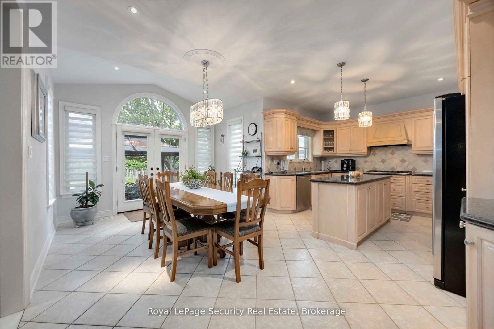 27 Gaydon Avenue, Toronto (Humberlea-Pelmo Park), Ontario  M9M 1G6 - Photo 9 - W12934222