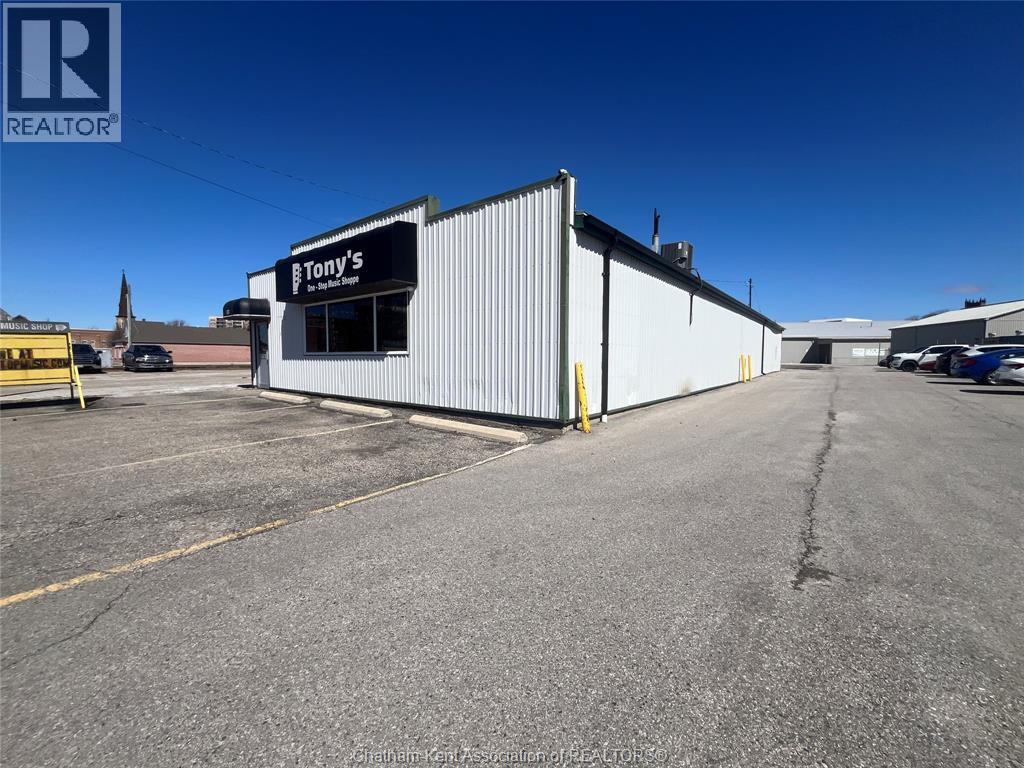 MLS# 26006376: 83 Centre STREET, Chatham, Canada