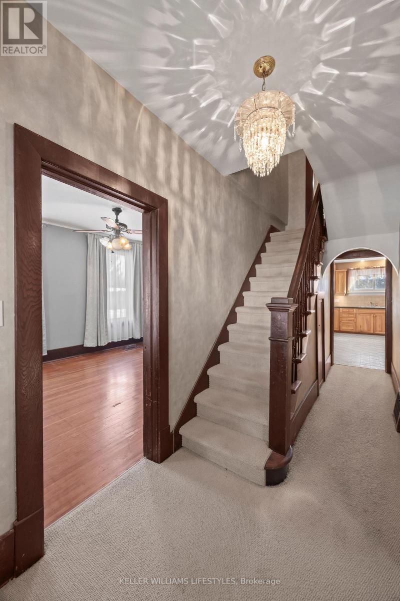 136 Queen Street, North Middlesex, Ontario  N0M 1A0 - Photo 12 - X12934386