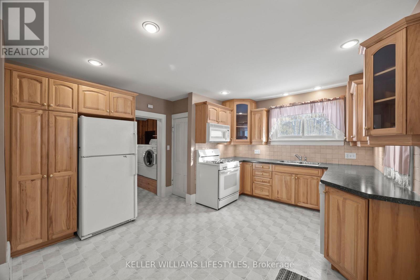 136 Queen Street, North Middlesex, Ontario  N0M 1A0 - Photo 15 - X12934386