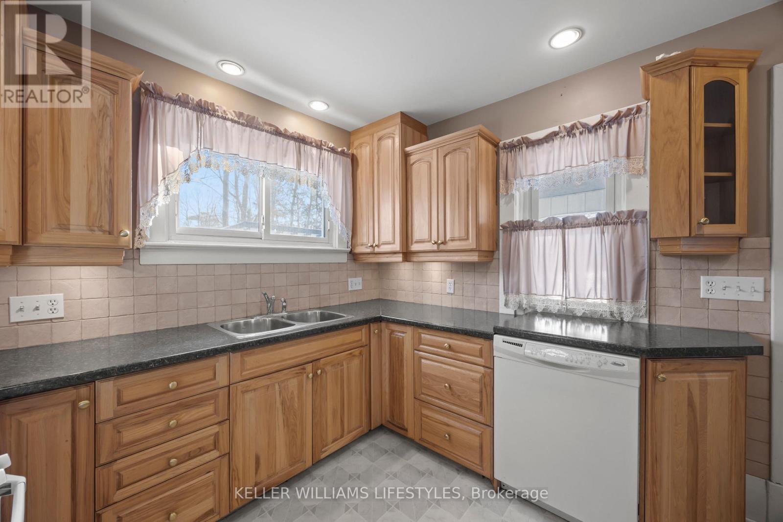 136 Queen Street, North Middlesex, Ontario  N0M 1A0 - Photo 16 - X12934386