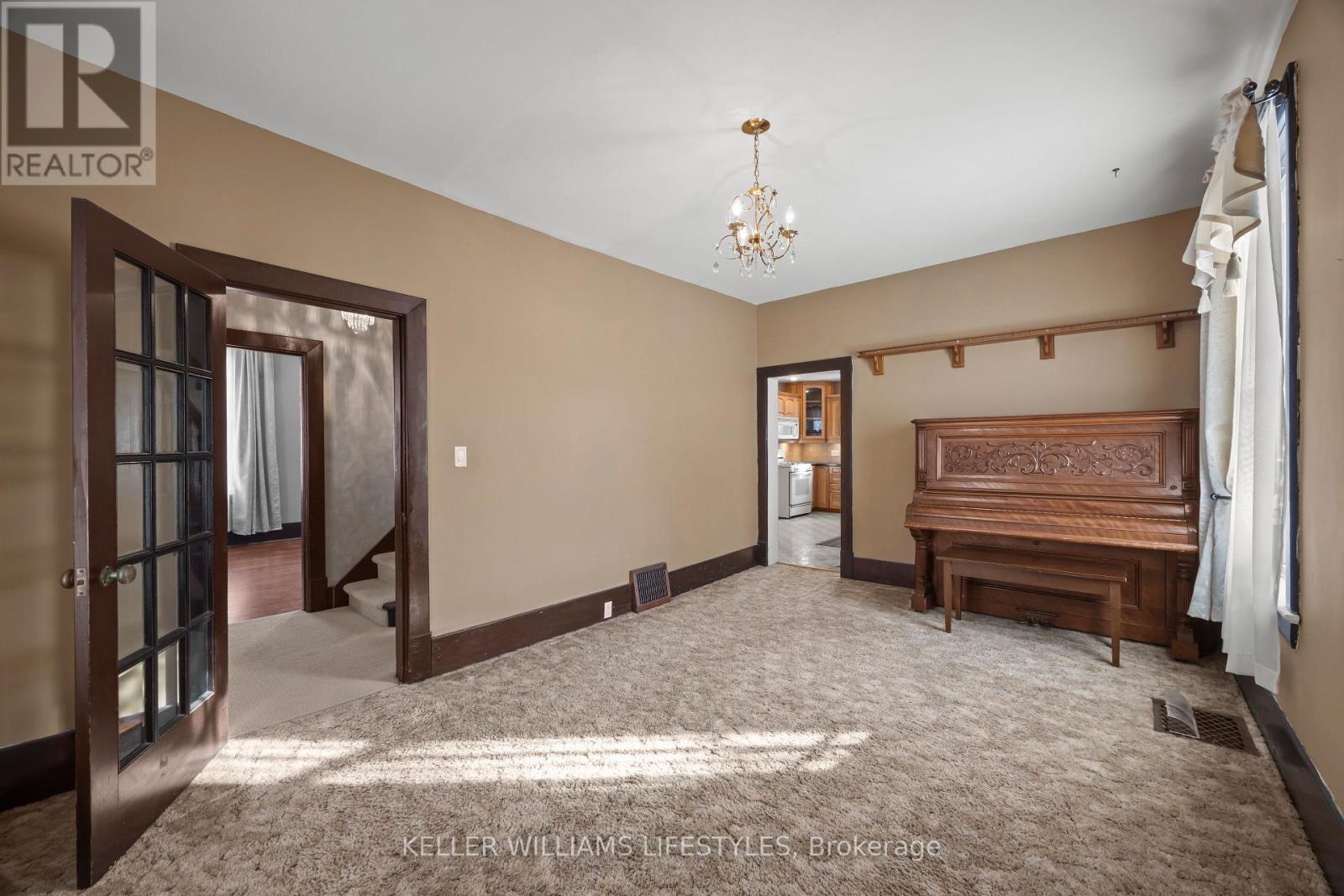 136 Queen Street, North Middlesex, Ontario  N0M 1A0 - Photo 18 - X12934386