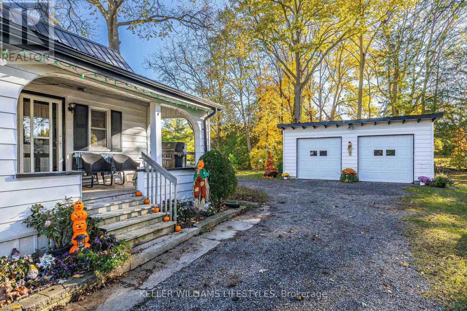 136 Queen Street, North Middlesex, Ontario  N0M 1A0 - Photo 2 - X12934386