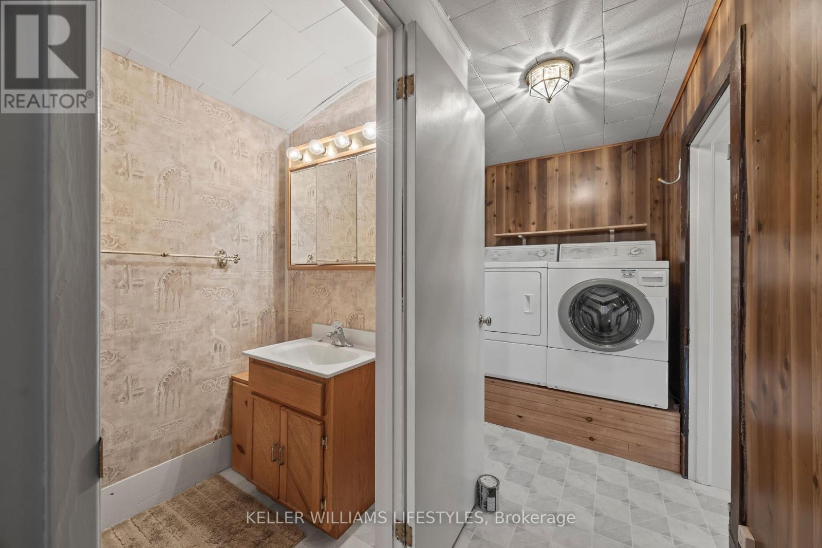 136 Queen Street, North Middlesex, Ontario  N0M 1A0 - Photo 21 - X12934386