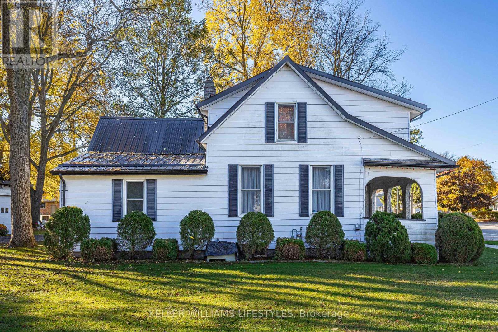 136 Queen Street, North Middlesex, Ontario  N0M 1A0 - Photo 9 - X12934386