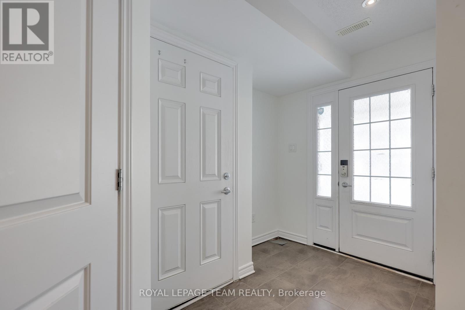 114 Sweetwater Lane, Ottawa, Ontario  K2T 0L1 - Photo 7 - X12934346