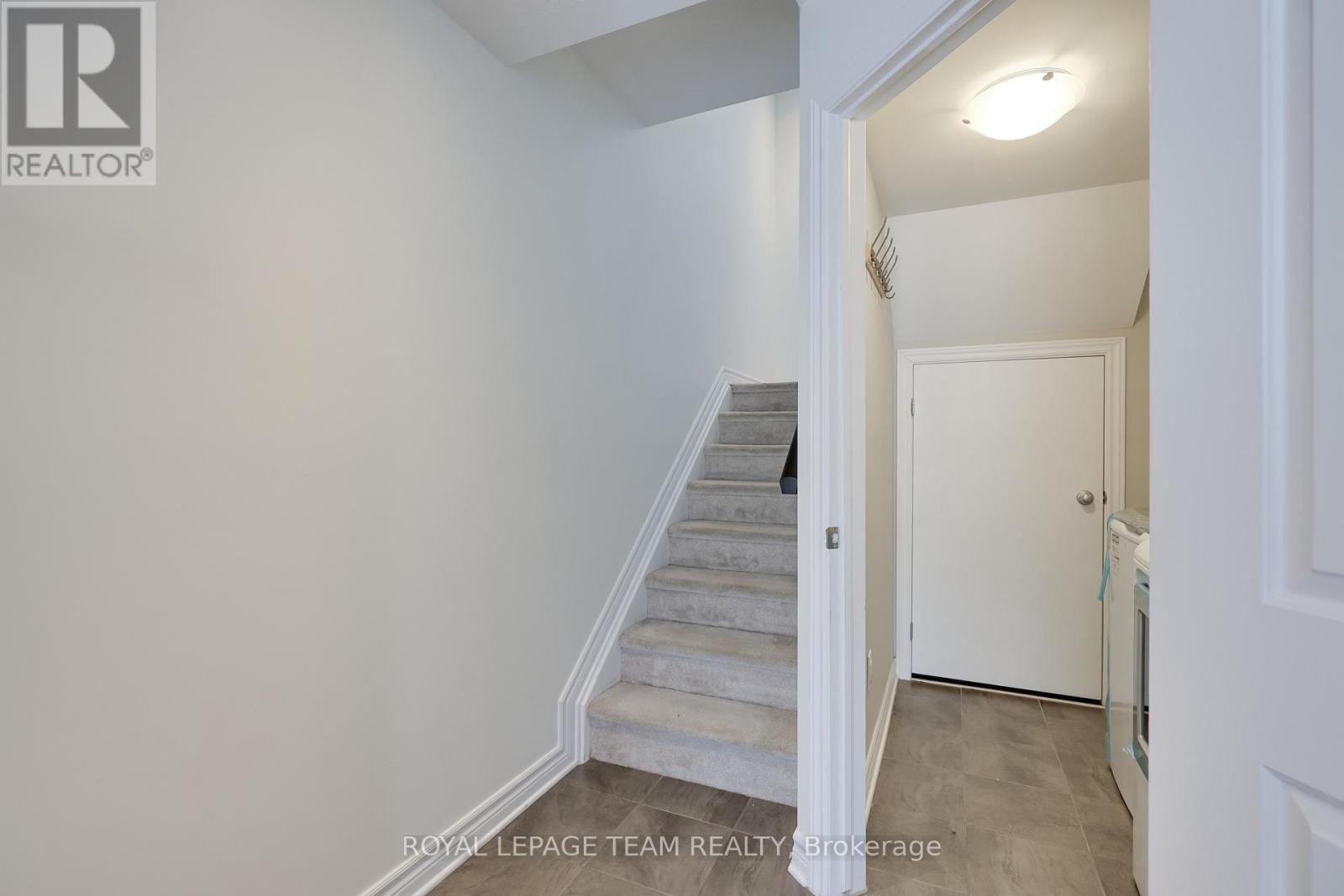 114 Sweetwater Lane, Ottawa, Ontario  K2T 0L1 - Photo 8 - X12934346
