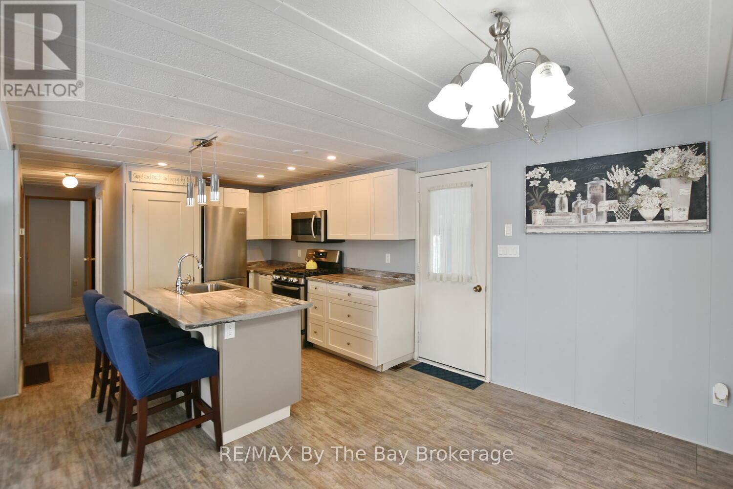 15 Carruthers Street S, Wasaga Beach, Ontario  L9Z 1K2 - Photo 11 - S12934442