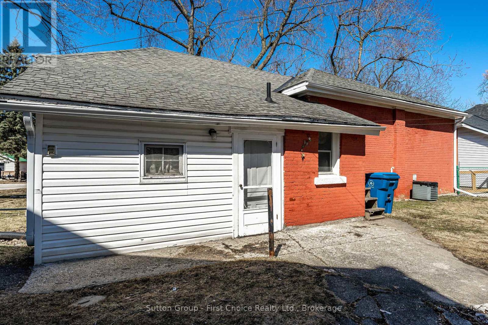 55 Dufferin Street, Stratford, Ontario  N5A 2G6 - Photo 35 - X12934512