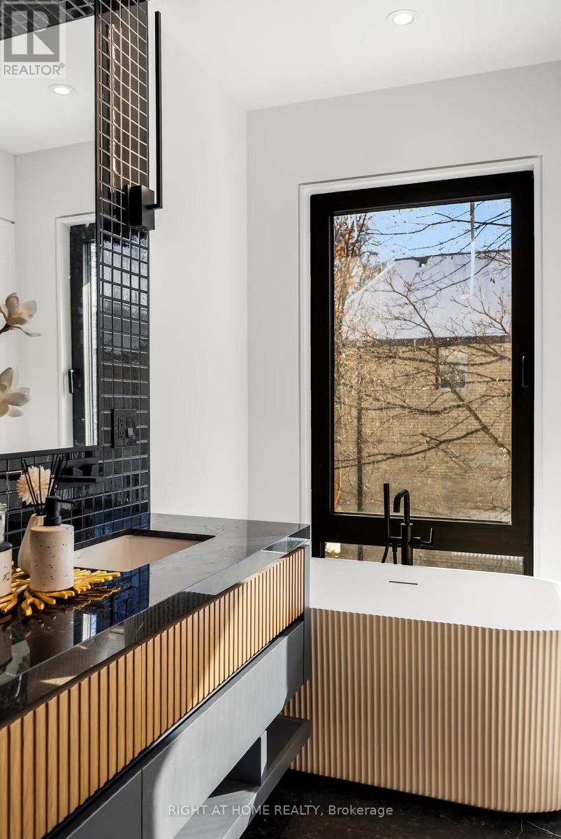 74b Rathnelly Avenue, Toronto (Casa Loma), Ontario  M4V 2M6 - Photo 28 - C12934236