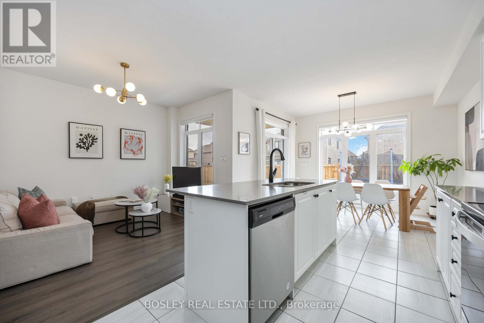 29 Ferragine Crescent, Bradford West Gwillimbury (Bradford), Ontario  L3Z 4J9 - Photo 2 - N12934398