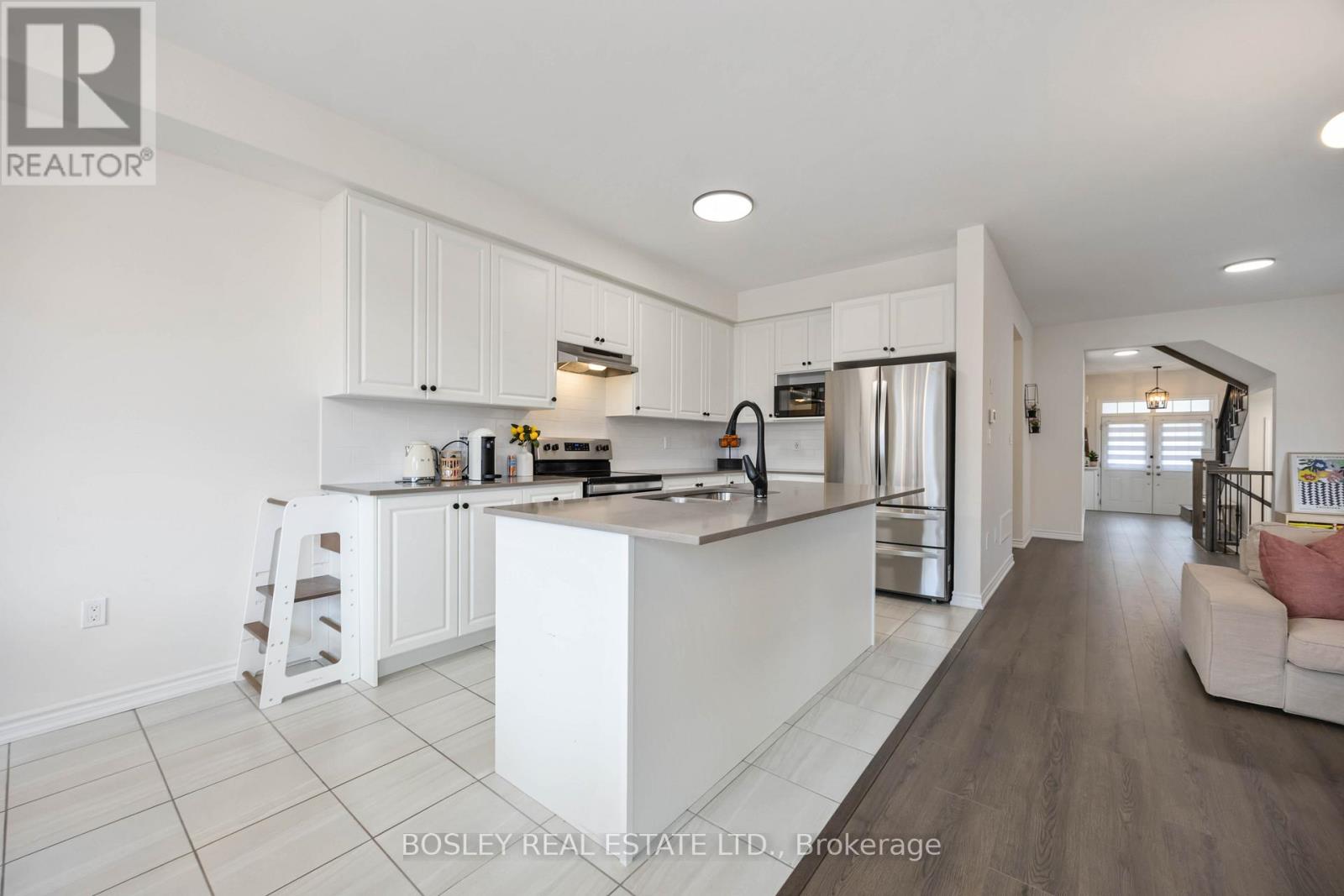 29 Ferragine Crescent, Bradford West Gwillimbury (Bradford), Ontario  L3Z 4J9 - Photo 7 - N12934398