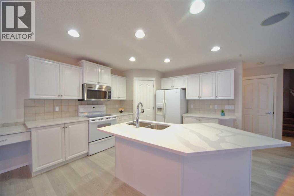 133 Panamount Court NW, Calgary, Alberta  T3K 5S1 - Photo 9 - A2257304