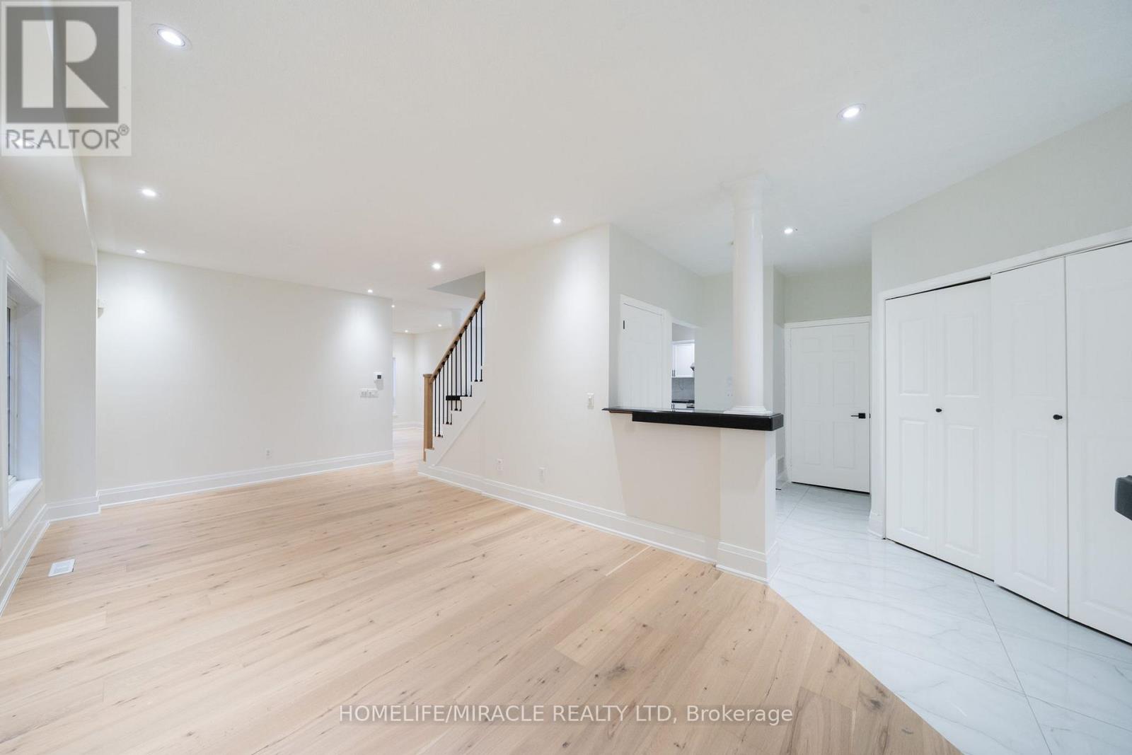 643 Warhol Way, Mississauga, Ontario  L5W 1L4 - Photo 7 - W12934286