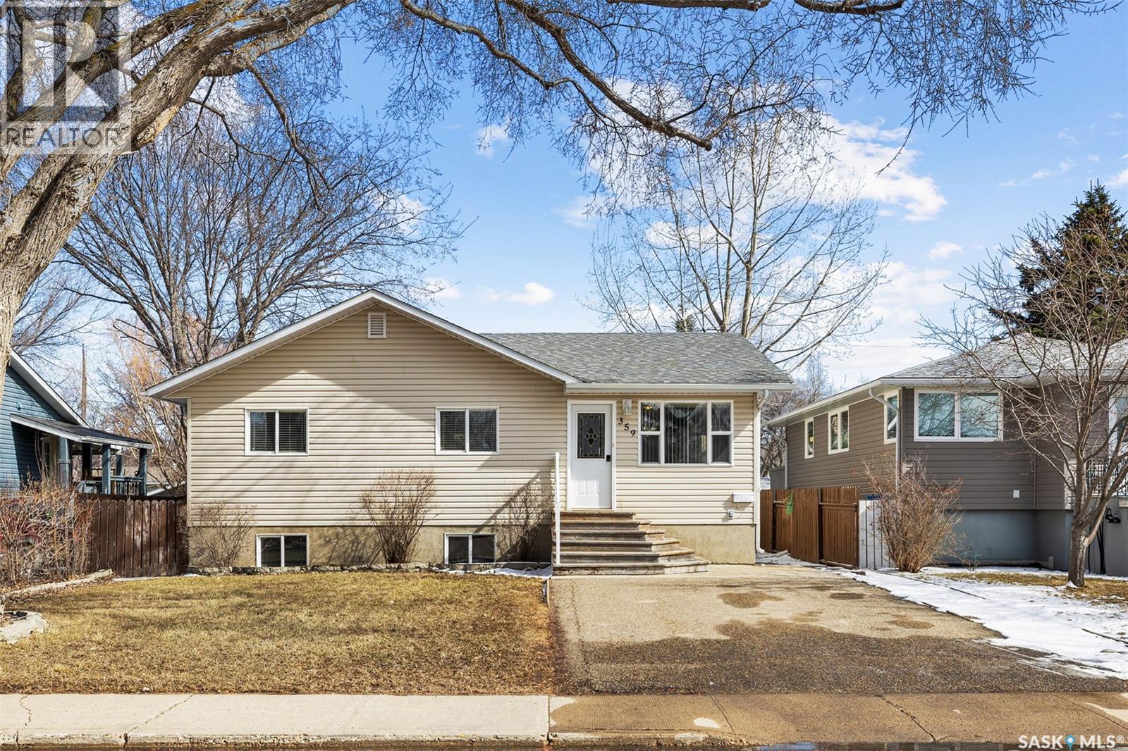 359 4th Avenue Se, Swift Current, Saskatchewan  S9H 3L7 - Photo 2 - SK031498