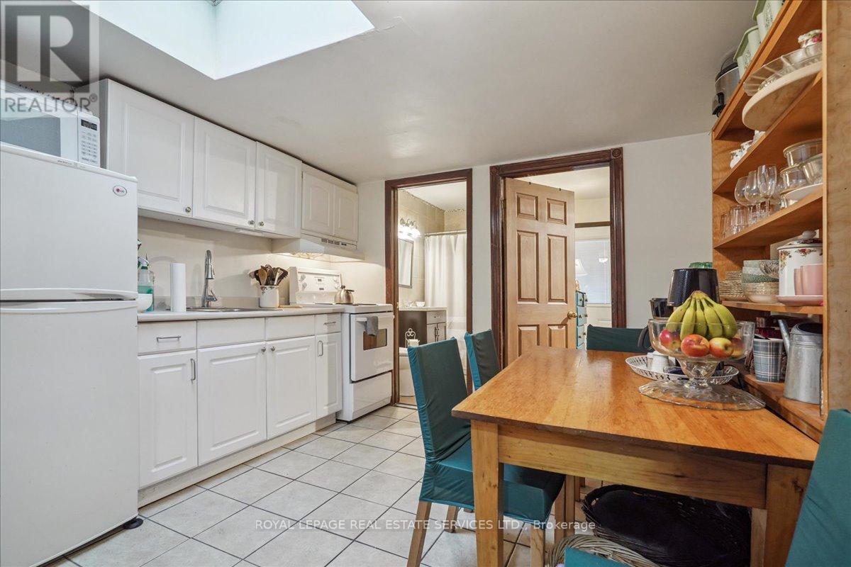 27 George Street, St. Catharines, Ontario  L2R 5N3 - Photo 4 - X12934372