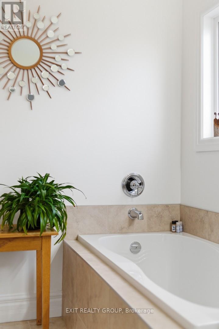 68 Maplehurst Crescent, Prince Edward County, Ontario  K0K 3L0 - Photo 32 - X12934690