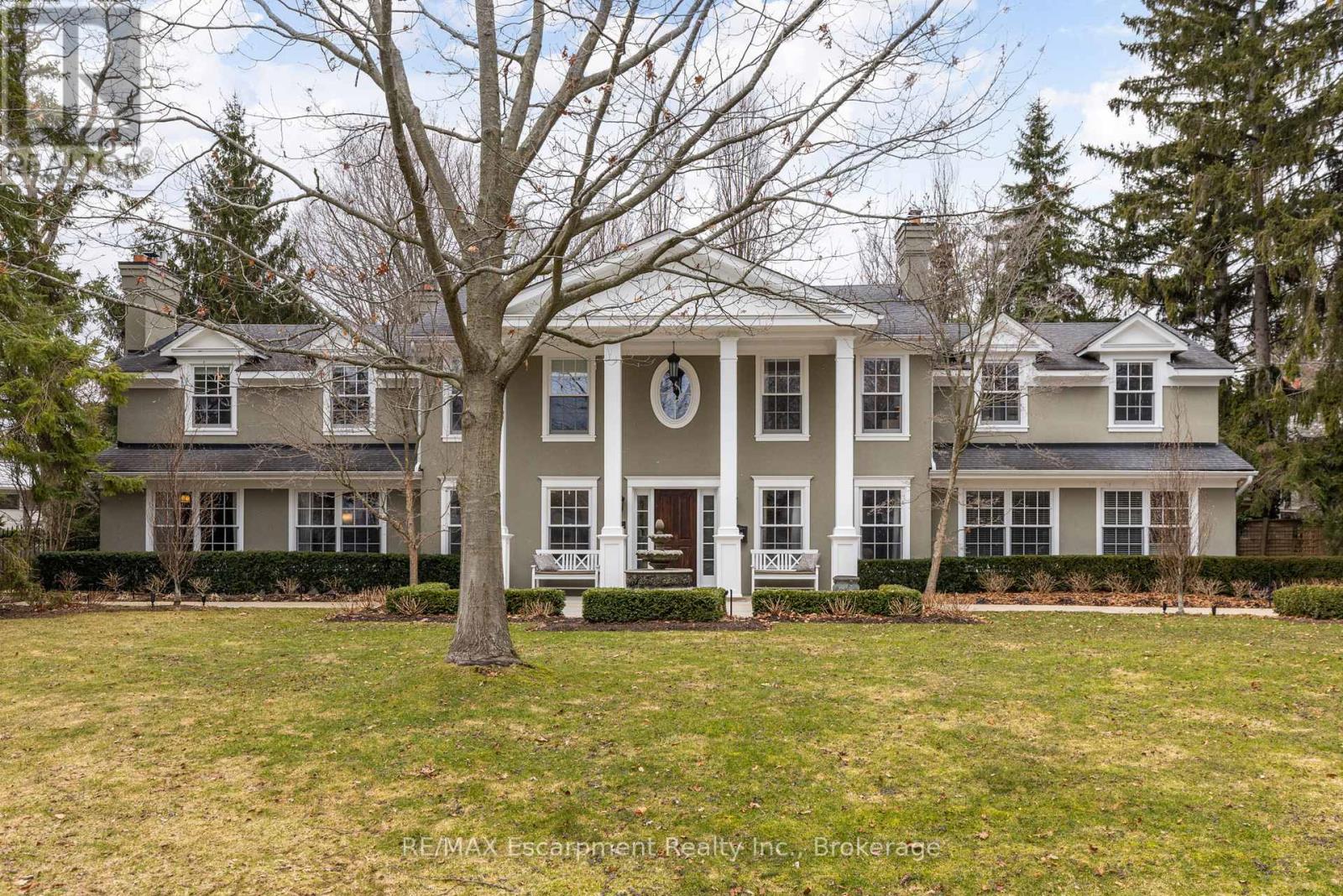 146 Abbey Court, Oakville, Ontario  L6J 4L1 - Photo 1 - W12934694