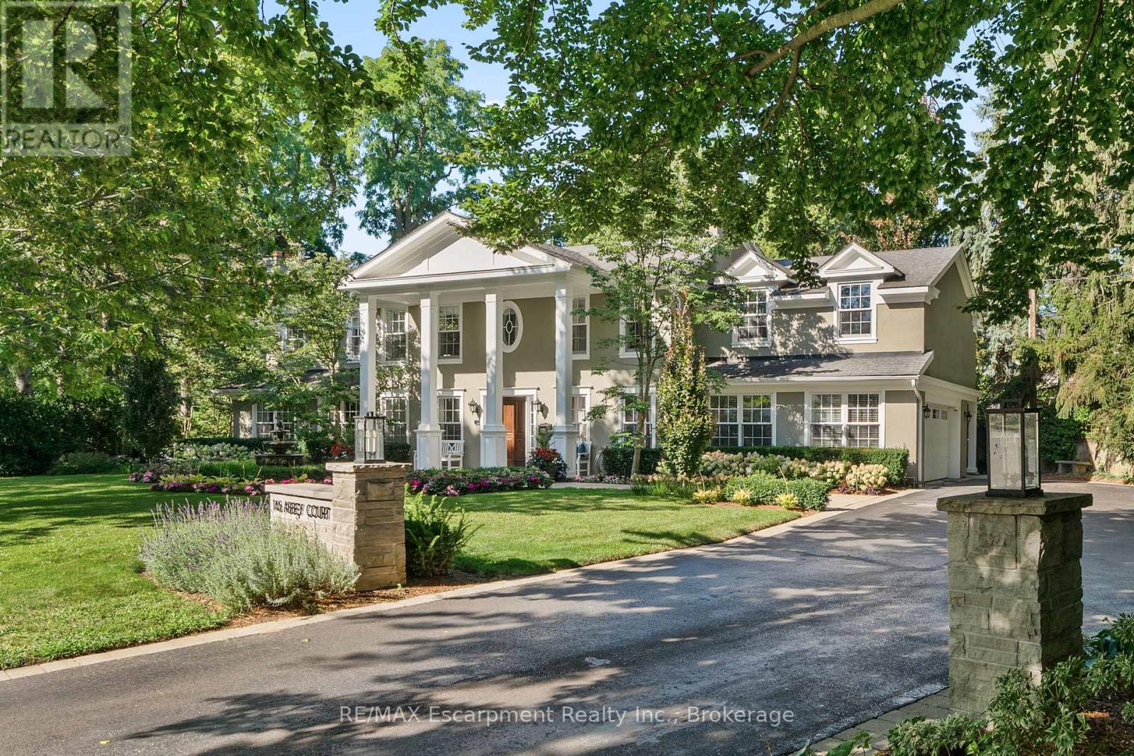 146 Abbey Court, Oakville, Ontario  L6J 4L1 - Photo 2 - W12934694