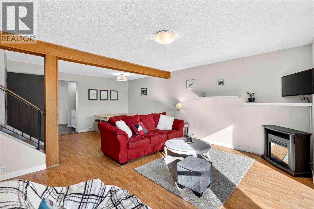 95 Woodglen Grove Sw, Calgary, Alberta  T2W 4J9 - Photo 5 - A2294678